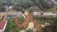 Balai Pelaksana Jalan Nasional (BPJN) Jambi masih berupaya membangun jembatan darurat.