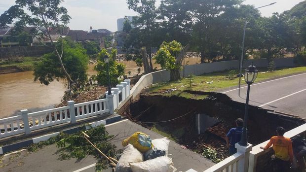 Jalan ambles akibat diterjang arus banjir di Bekasi (Kurniawan/detikcom)