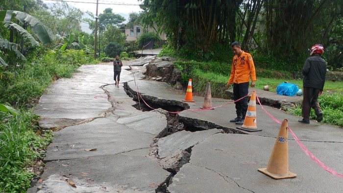 Jalan Desa Bojong Koneng, Babakan Madang, Kabupaten Bogor, rusak akibat tanah bergerak, pada Rabu (5/3/2025) pagi.