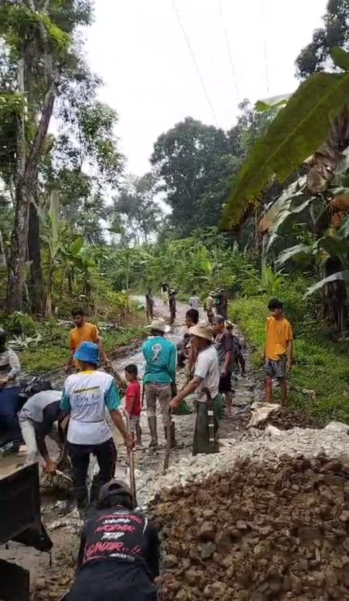 Jalan poros desa di Kecamatan Cimarga, Lebak, Banten. (Dok Istimewa)