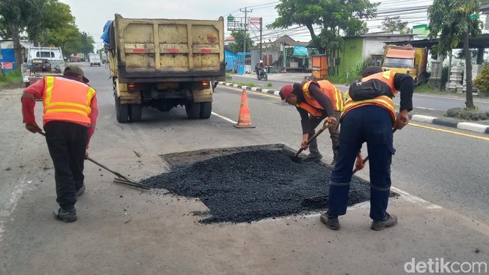 Perbaikan Jalan Jogja-Solo yang rusak di di ruas Desa Jambu Kulon, Kecamatan Ceper, Klaten, Rabu (5/3/2025).