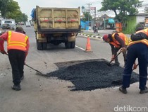 Kerap Picu Kecelakaan, Lubang di Jalan Jogja-Solo Mulai Ditambal