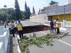 Video Kondisi Jembatan Kemang Pratama yang Ambles Diterjang Banjir