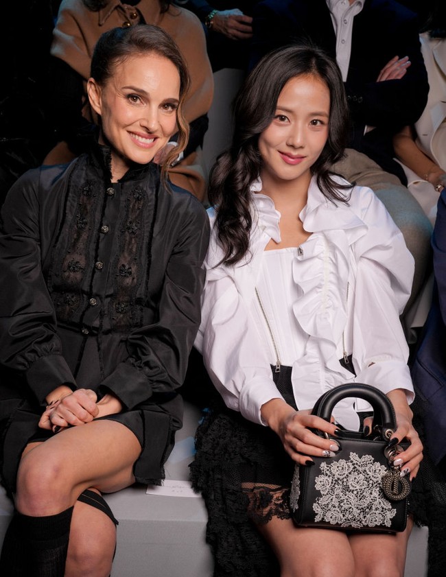 Penyanyi 30 tahun ini duduk di front row Dior Fall 2025 bersama dengan aktris Natalie Portman. Foto: Swan Gallet/WWD via Getty Images