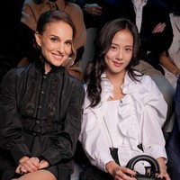 Penyanyi 30 tahun ini duduk di front row Dior Fall 2025 bersama dengan aktris Natalie Portman. Foto: Swan Gallet/WWD via Getty Images