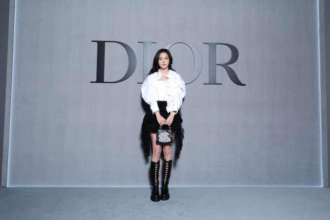 Jisoo bergaya monokrom saat menghadiri fashion show Christian Dior Fall 2025 yang digelar di Jardin des Tuileries, Paris, Selasa (4/3/2025). Fashion show Dior ini merupakan bagian dari Paris Fashion Week 2025. Foto: Pascal Le Segretain/Getty Images for Christian Dior