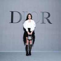 Jisso sukses mengalihkan atensi dengan gaya busana dual-tone di peragaan Dior. (Foto: Pascal Le Segretain/Getty Images for Christian Dior)