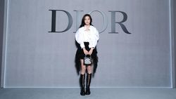 Potret Jisoo BLACKPINK dengan Rok Mini