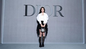 Jisoo BLACKPINK tampak menenteng tas mini Lady Dior berhias motif bunga. Foto: Pascal Le Segretain/Getty Images for Christian Dior