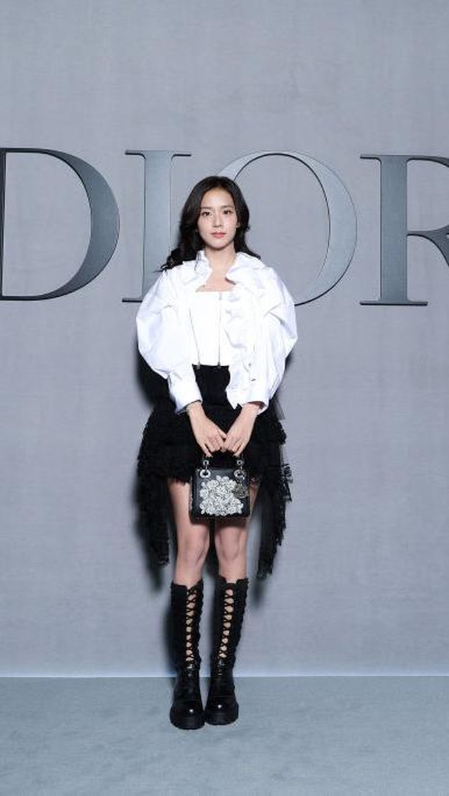 Jisso sukses mengalihkan atensi dengan gaya busana dual-tone di peragaan Dior. (Foto: Pascal Le Segretain/Getty Images for Christian Dior)