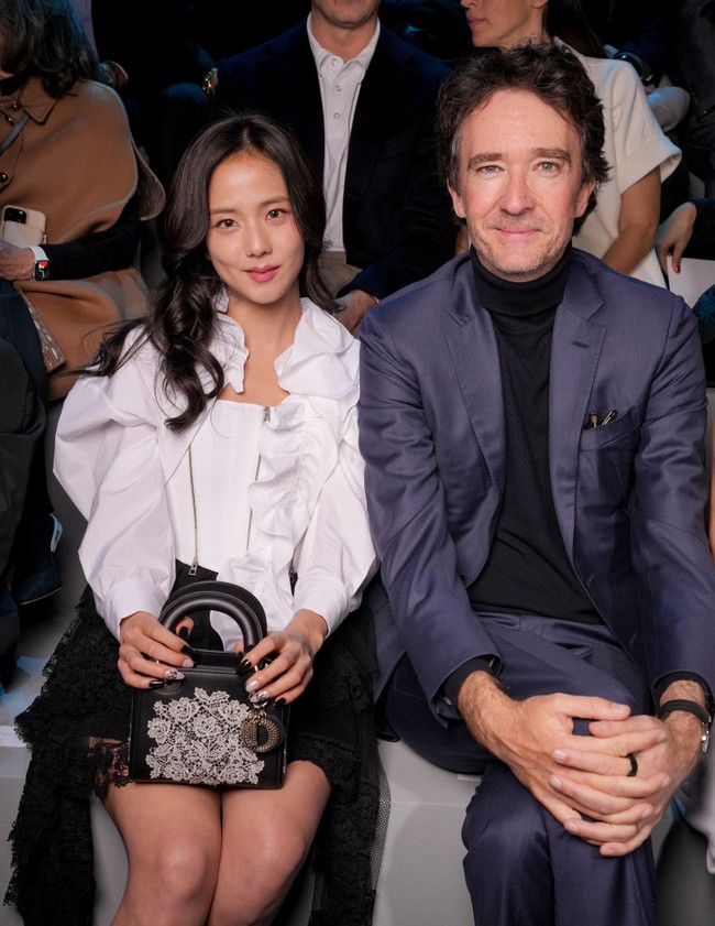 Jisoo juga berpose dengan CEO Christian Dior, Antoine Arnault. Jisoo Blackpink pertama kali terpilih sebagai brand ambassador Dior Beauty pada 2019. Pada 2021, ia diangkat menjadi duta global untuk lini pakaian dan kecantikan Dior. Foto: Swan Gallet/WWD via Getty Images