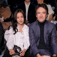 Jisoo juga berpose dengan CEO Christian Dior, Antoine Arnault. Jisoo Blackpink pertama kali terpilih sebagai brand ambassador Dior Beauty pada 2019. Pada 2021, ia diangkat menjadi duta global untuk lini pakaian dan kecantikan Dior. Foto: Swan Gallet/WWD via Getty Images