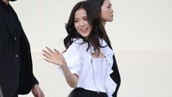 Potret Jisoo BLACKPINK dengan Rok Mini