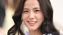 Potret Jisoo BLACKPINK dengan Rok Mini