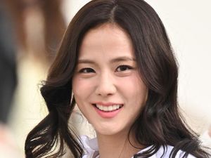 7 Foto Cantiknya Jisoo Blackpink Pakai Rok Mini Dior di Paris Fashion Week