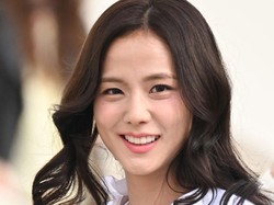 7 Foto Cantiknya Jisoo Blackpink Pakai Rok Mini Dior di Paris Fashion Week