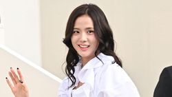 Potret Jisoo BLACKPINK dengan Rok Mini