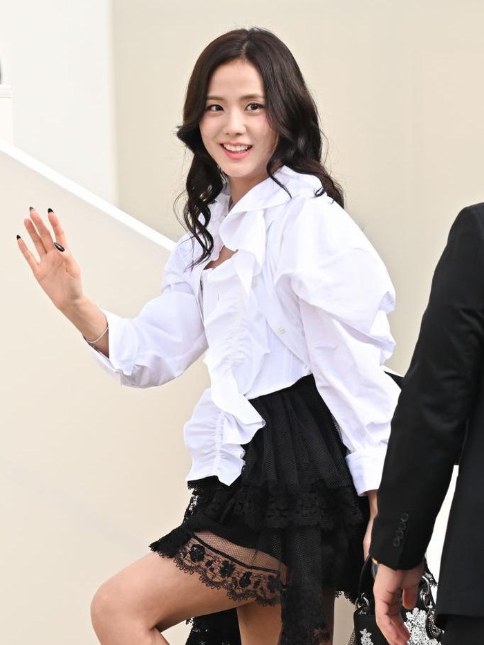 Jisoo Blackpink menghadiri fashion show Dior di Paris Fashion Week 2025 PARIS, FRANCE - MARCH 04: (EDITORIAL USE ONLY - For Non-Editorial use please seek approval from Fashion House) Jisoo attends the Christian Dior Womenswear Fall/Winter 2025-2026 show as part of Paris Fashion Week at Jardin des Tuileries on March 04, 2025 in Paris, France. (Photo by Stephane Cardinale - Corbis/Corbis via Getty Images)