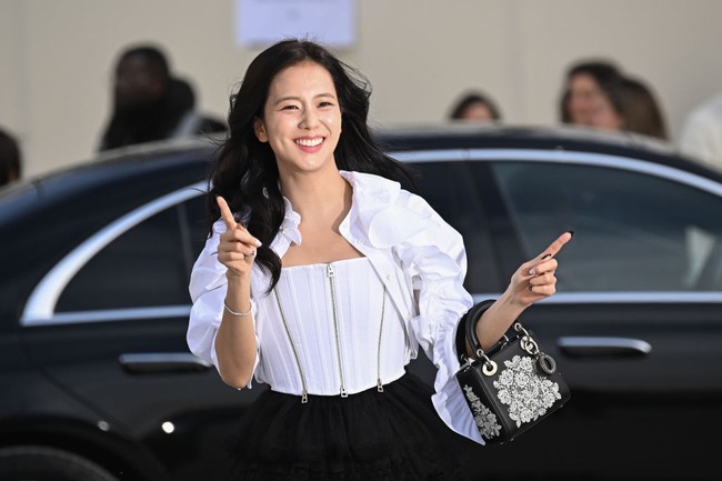 Jisoo Blackpink tampil penuh senyuman saat tiba di lokasi fashion show Dior Fall 2025, Paris Fashion Week. Ini deretan foto memesona Jisoo. Foto: Stephane Cardinale - Corbis/Corbis via Getty Images