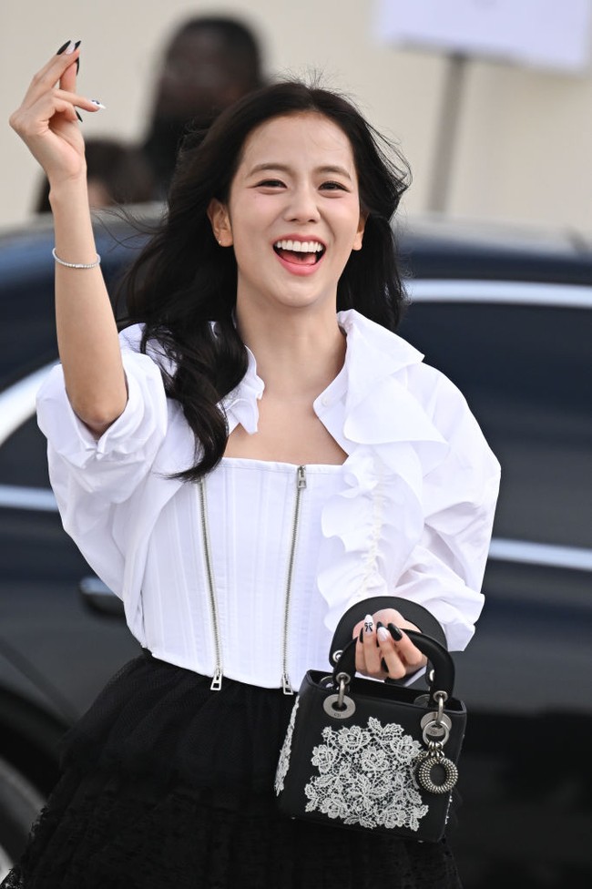 Sejak turun dari mobil, berjalan ke dalam hingga meninggalkan area fashion show, Jisoo terus tersenyum. Dia melambaikan tangannya dan memberikan finger heart kepada para penggemarnya yang memadati area luar Jardin des Tuileries, tempat fashion show Dior berlangsung. Foto: Stephane Cardinale - Corbis/Corbis via Getty Images