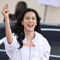 Sejak turun dari mobil, berjalan ke dalam hingga meninggalkan area fashion show, Jisoo terus tersenyum. Dia melambaikan tangannya dan memberikan finger heart kepada para penggemarnya yang memadati area luar Jardin des Tuileries, tempat fashion show Dior berlangsung. Foto: Stephane Cardinale - Corbis/Corbis via Getty Images