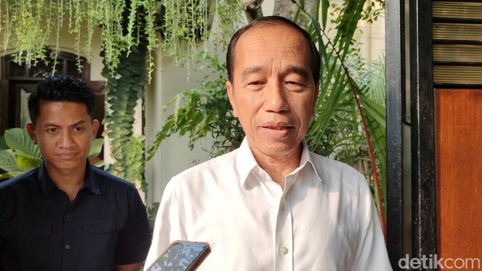 Presiden Ke-7 RI, Joko Widodo (Jokowi) di kediamannya, Sumber, Banjarsari, Solo, Rabu (5/3/2025).