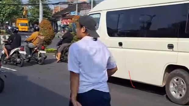 Jro Mangku Ketut Rata membayar kaul dengan berjalan kaki sejauh 40 kilometer, Rabu (5/3/2025) (Foto: Dok. Istimewa)