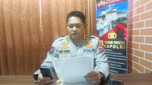Kabid Humas Polda NTT, Kombes Henry Novika Chandra, saat diwawancarai detikBali di kantornya, Rabu (5/3/2025). (Yufengki Bria/detikBali)