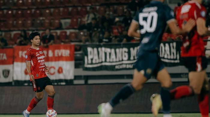 Kadek Arel Priyatna (kiri) kembali tampil bersama Bali United saat menghadapi Persita Tangerang di pekan ke-25 Liga 1 2024/2015.