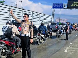 Kronologi Ratusan Motor Dikawal Masuk Tol gegara Jalanan Bekasi Banjir