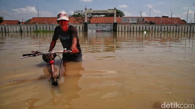 Penampakan Banjir Rendam Kampung Gabus Rawa Bekasi