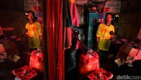 Banjir merendam perabotan rumah tangga milik warga di Kampung Gabus Rawa, Bekasi.