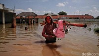 Ketinggian banjir di salah satu titik mencapai pinggang orang dewasa.