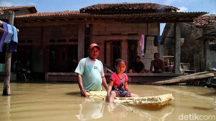 Banjir merendam Kampung Gabus Rawa, Desa Srijaya, Tambun Utara, Kabupaten Bekasi, Jawa Barat, Rabu (5/3/2025).