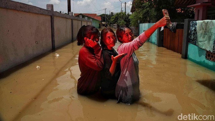 Banjir merendam Kampung Gabus Rawa, Desa Srijaya, Tambun Utara, Kabupaten Bekasi, Jawa Barat, Rabu (5/3/2025).