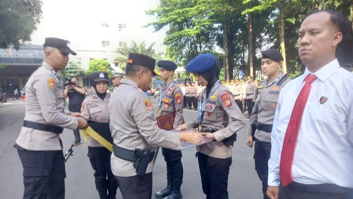 Kapolda Metro Jaya Irjen Karyoto memberikan penghargaan kepada 14 anggota yang berprestasi di bidang olahraga.