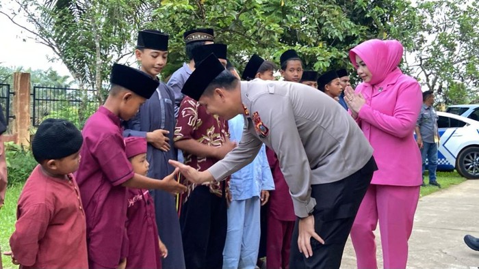 Kapolres Inhu, AKBP Fahrian Siregar saat buka puasa bersama anak-anak panti asuhan. (Dok Polres Inhu)
