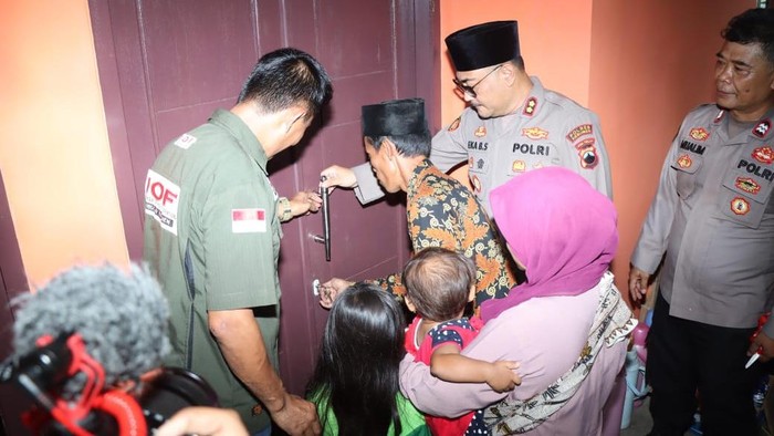 Kapolres Kebumen AKBP Eka Baasith berikan bantuan rumah kepada warga Karangsambung, Kebumen, Rabu (26/2/2025).