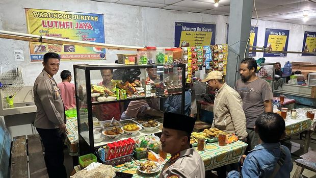 Kapolresta Cilacap mengadakan Sahur OTR sambil memantau situasi Kamtibmas di Terminal Cilacap, Rabu (5/3/2025).