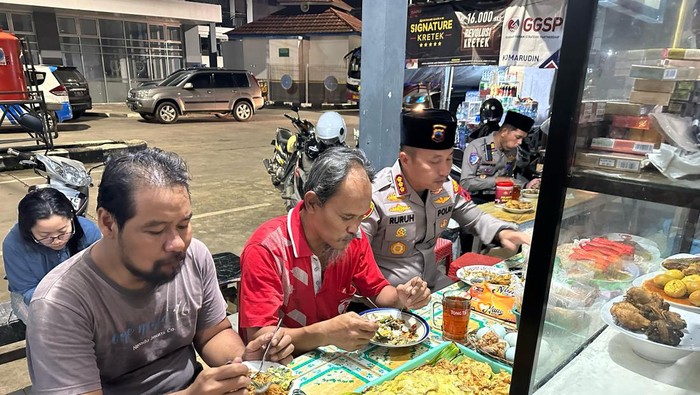 Kapolresta Cilacap mengadakan Sahur OTR sambil memantau situasi Kamtibmas di Terminal Cilacap, Rabu (5/3/2025).
