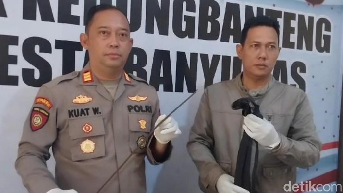 Kapolsek Kedungbanteng, AKP Kuat Widodo menunjukkan barang bukti senjata tajam dari tangan belasan remaja yang hendak tawuran di Kedungbanteng, Banyumas, Rabu (5/3/2025).