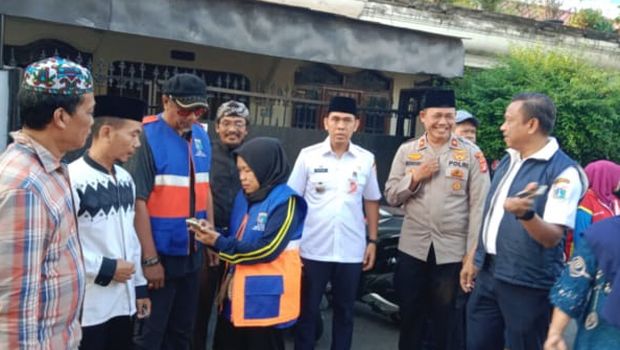 Kapolsek Tebet Kompol Murodih bertakziah ke rumah bocah yang terseret banjir saat perahu yang mengevakuasinya terbalik di Tebet, Jaksel.