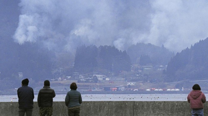 Kebakaran Hutan Terparah di Jepang Terus Meluas People watch a forest fire in Ofunato city, Iwate prefecture, northern Japan Tuesday, March 4, 2025. (Kyodo News via AP)