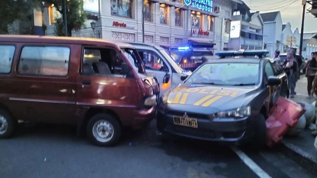 Penampakan mobil patroli polisi yang tertabrak di jalan Malioboro, Rabu (5/3/2025).