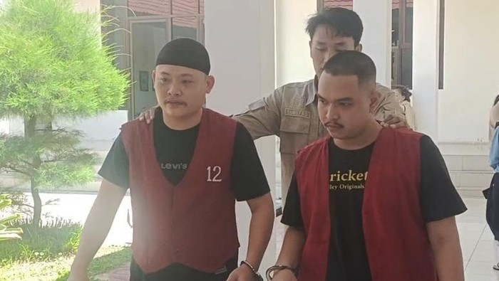 Kejari Bengkulu menahan 2 pelaku TPPO.