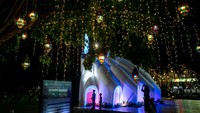 Warga memotret berdiri di depan miniatur lampion Masjid Negara IKN di Balai Kota, Solo, Jawa Tengah, Rabu (5/3/2025).