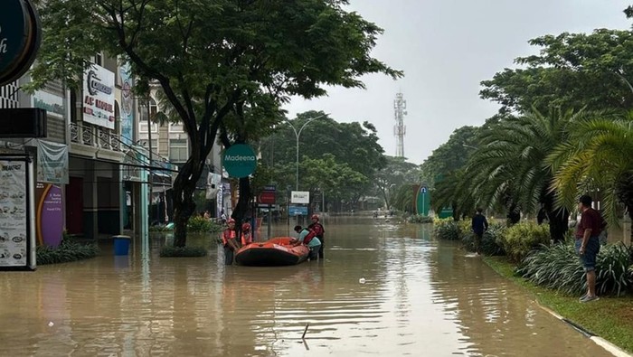 Kementerian Pekerjaan Umum (PU) melalui Direktorat Jenderal Cipta Karya melakukan upaya tanggap darurat banjir di Kota Bekasi.