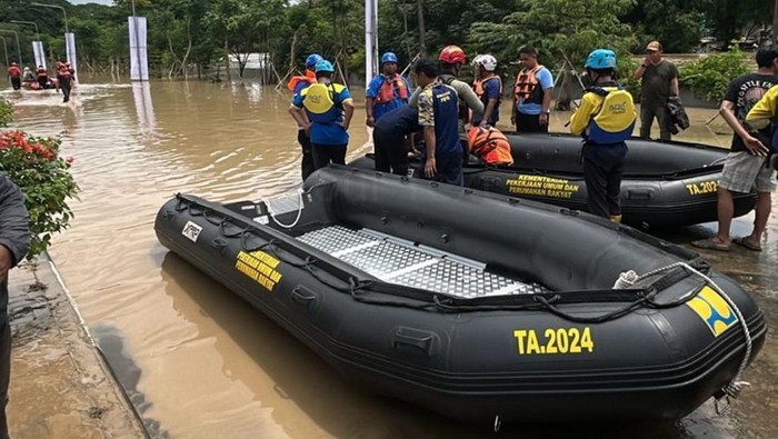 Kementerian PU Tangani Banjir Bandang di 7 Kecamatan Bekasi Kementerian Pekerjaan Umum (PU) melalui Direktorat Jenderal Cipta Karya melakukan upaya tanggap darurat banjir di Kota Bekasi, Jawa Barat, Selasa (4/3/2025). Sebanyak 2 perahu karet beserta mesin dimobilisasi untuk membantu evakuasi masyarakat terdampak.
