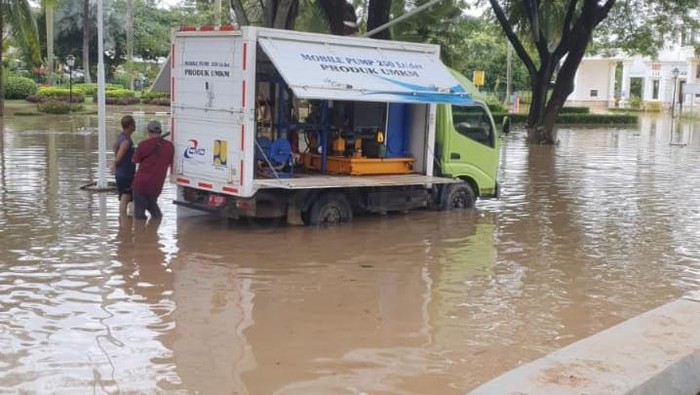 Kementerian Pekerjaan Umum (PU) melalui Direktorat Jenderal Cipta Karya melakukan upaya tanggap darurat banjir di Kota Bekasi, Jawa Barat, Selasa (4/3/2025). Sebanyak 2 perahu karet beserta mesin dimobilisasi untuk membantu evakuasi masyarakat terdampak.