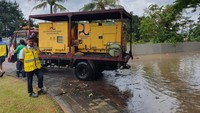 Kondisi lapangan per tanggal 4 Maret 2025, air banjir belum surut dan di beberapa lokasi terdampak mengalami listrik padam. Pihak berwenang masih dalam tahap evakuasi warga dan pendataan korban serta fasilitas umum yang terdampak.